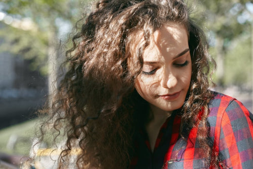 Frizz in Humid Weather: Why Hair Swells in the Monsoon